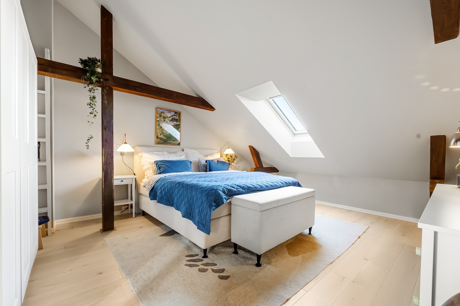 Hovedsoverommet er av svært god størrelse og har plass til dobbeltseng med nattbord på begge sider. Galleribilde