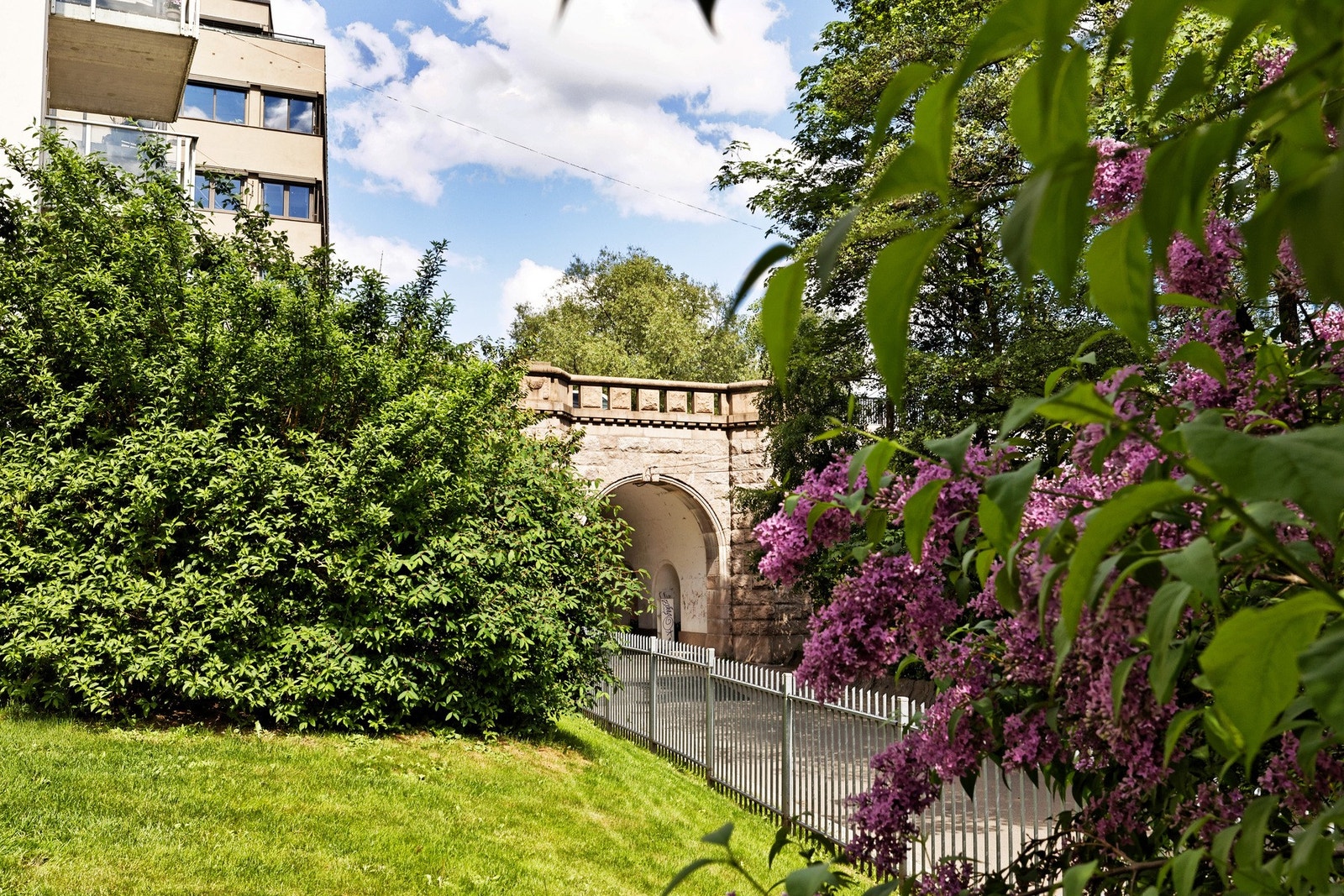 Flere idylliske parker og grøntområder like ved leiligheten samt flott tursti langs Akerselva Galleribilde