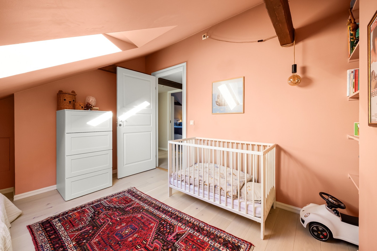 Rommet er fleksibelt og kan benyttes som barnerom, gjesterom eller hjemmekontor, alt etter behov. Galleribilde