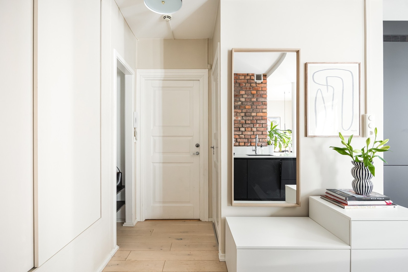 Innbydende entré som gir et godt førsteinntrykk av boligen. Galleribilde