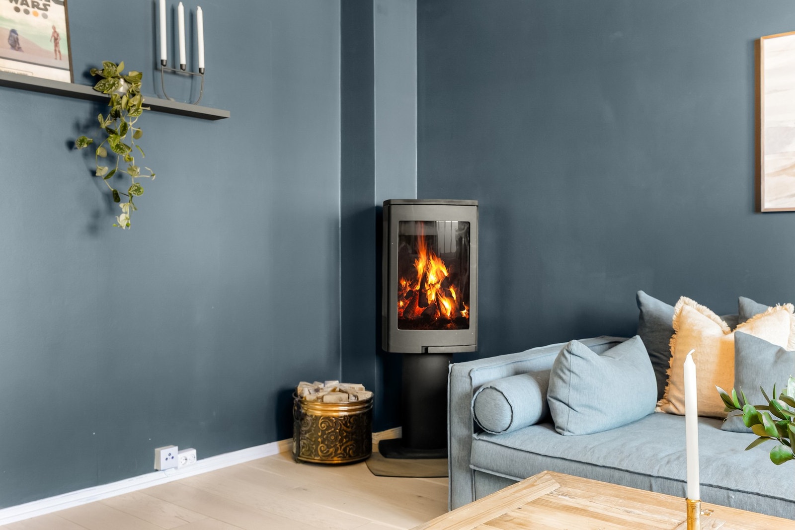 Videre er det en pen vedovn som bidrar til både varme og en lun atmosfære i vinterhalvåret. Galleribilde