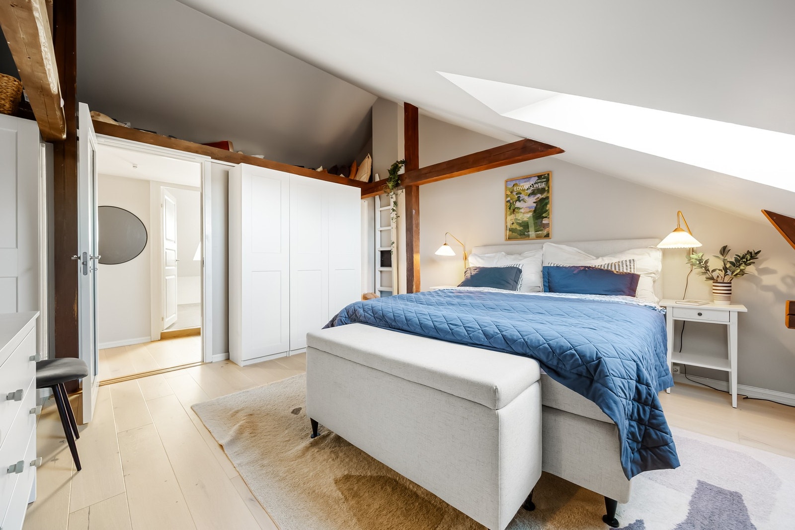 Takhøyden er målt til ca. 3,54 meter på det høyeste, noe som gir en imponerende romfølelse. Galleribilde