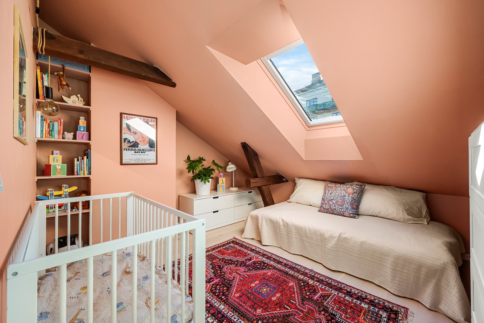 Soverom med plass til seng, skrivebord og garderobeløsning. Galleribilde