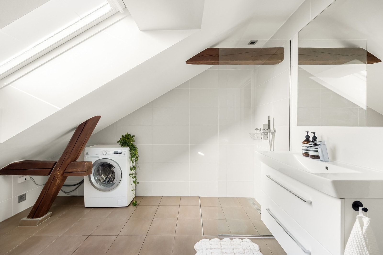 Videre er det veggmontert servantskap med heldekkende servant og ett-greps armatur i krom, samt vegghengt toalett med innebygget sisterne for et moderne og stilrent uttrykk. Galleribilde