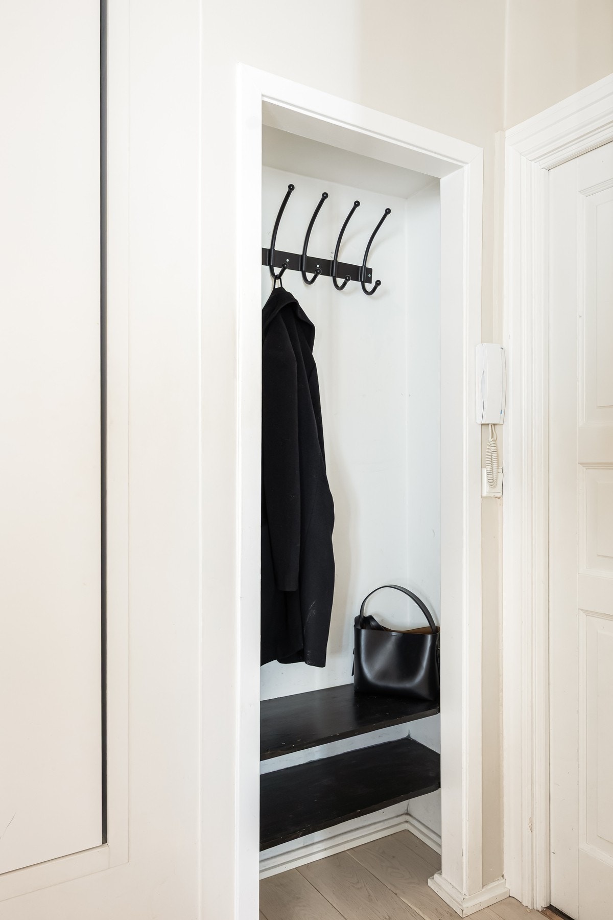 Her har man gode oppbevaringsmuligheter med skyvedørsgarderobe samt praktisk nisje med oppheng og skohyller. Galleribilde