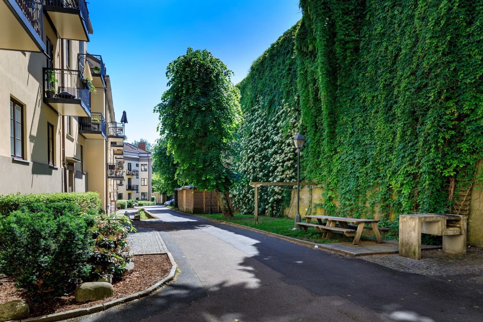 Hyggelig inngangsparti fra indre gård. Galleribilde