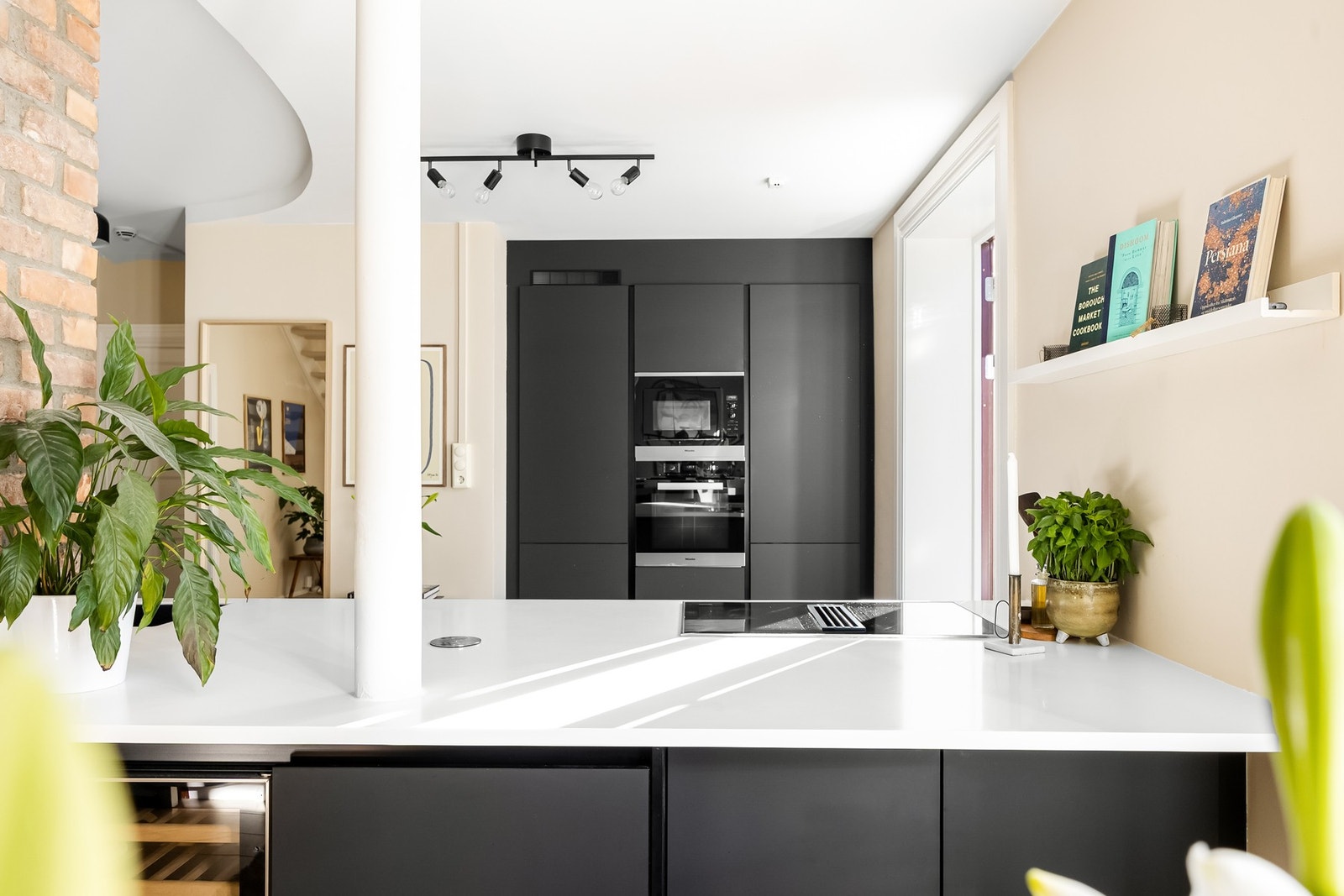 Det lekre HTH-kjøkkenet fra 2018 er hjertet i boligen. Galleribilde