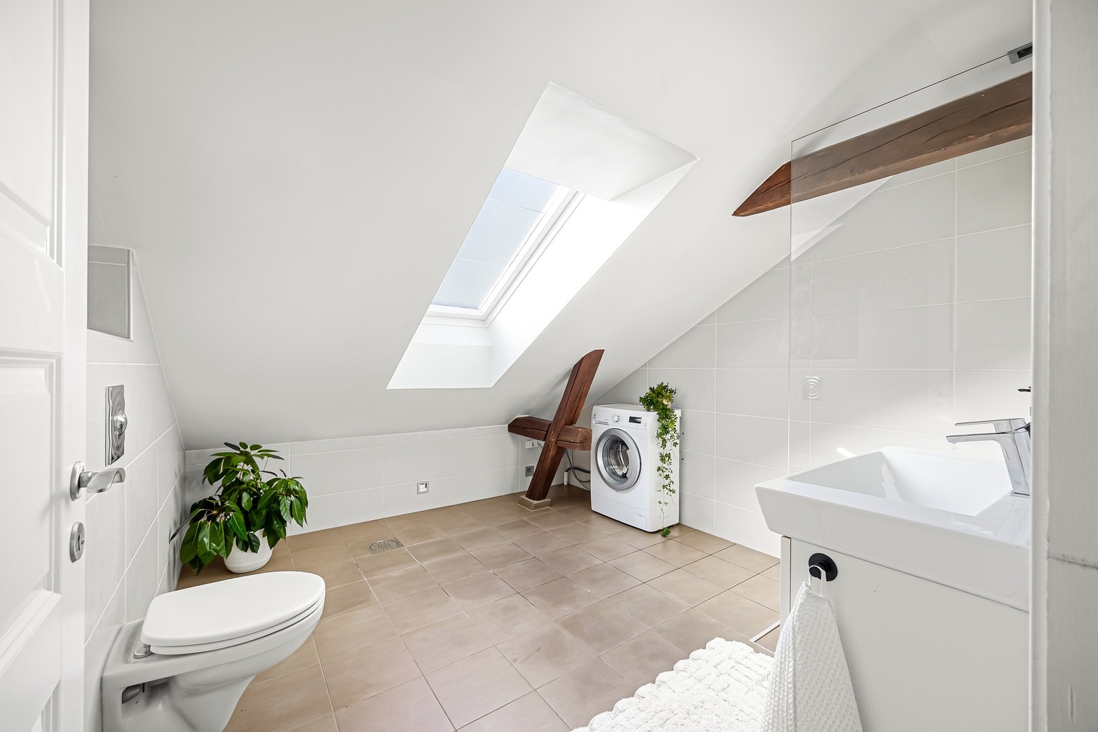 Delikat, flislagt bad med varmekabler i gulv som gir god komfort. Galleribilde