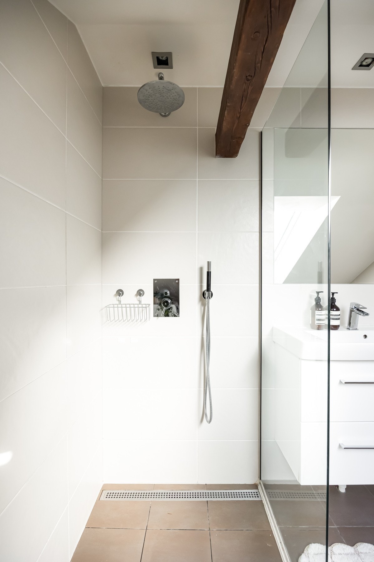 Badet har dusjnisje med integrert, termostatstyrt dusjbatteri i krom med både hånd- og regnfallsdusj. Galleribilde