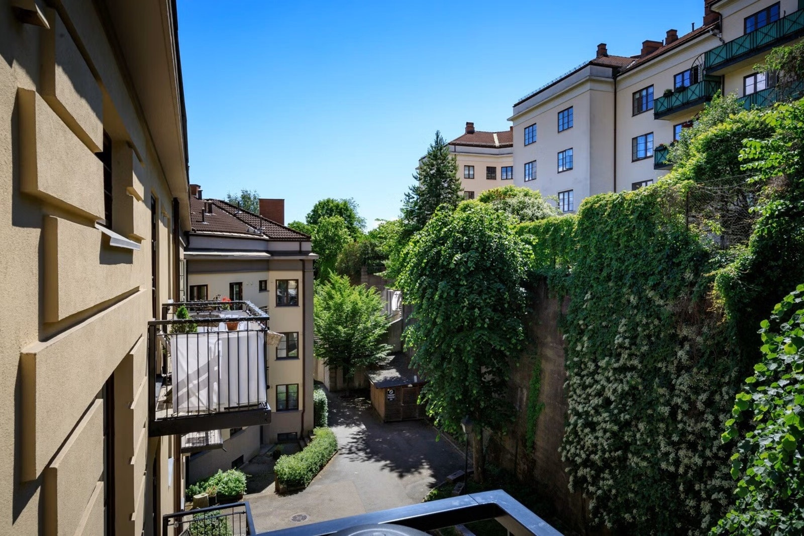 Balkongen vender ut mot rolige omgivelser. Galleribilde