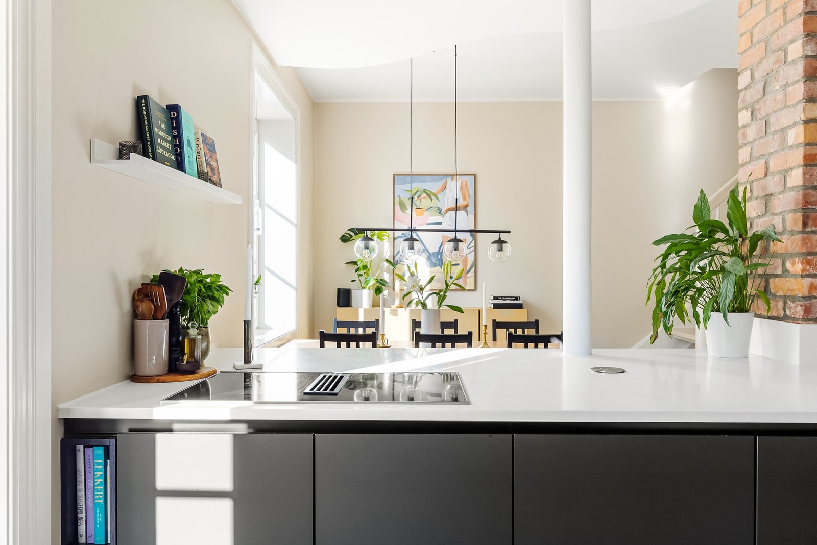 Corian benkeplate med underlimt vask og ett-greps armatur i krom fra Quooker med kokende vann. Galleribilde