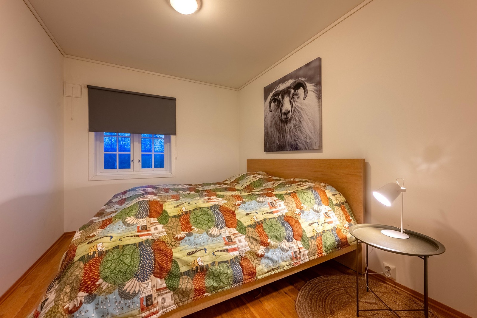 Lyst og hyggelig soverom med plass til dobbeltseng. Galleribilde