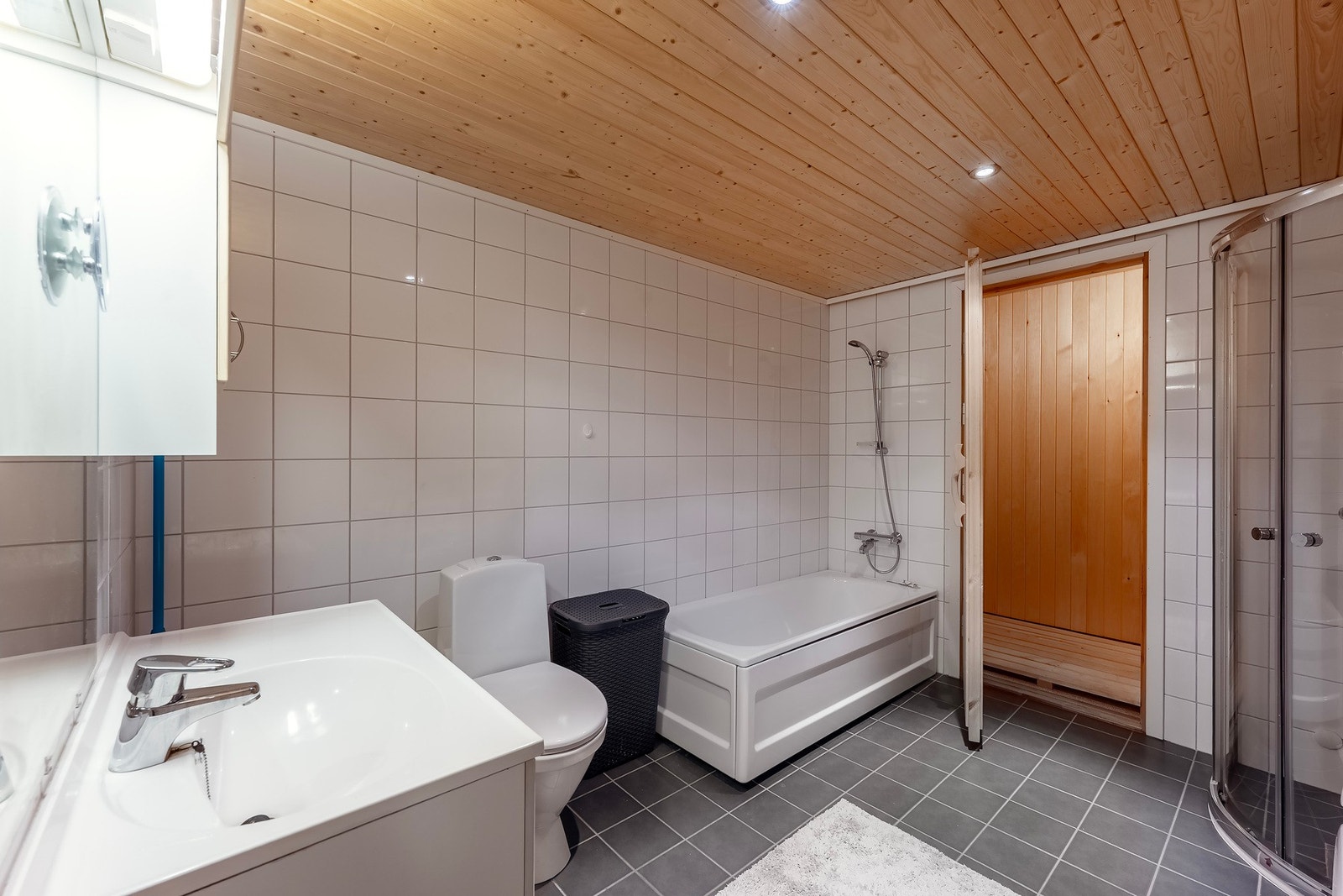 Badet har direkte adkomst til egen badstue. Galleribilde