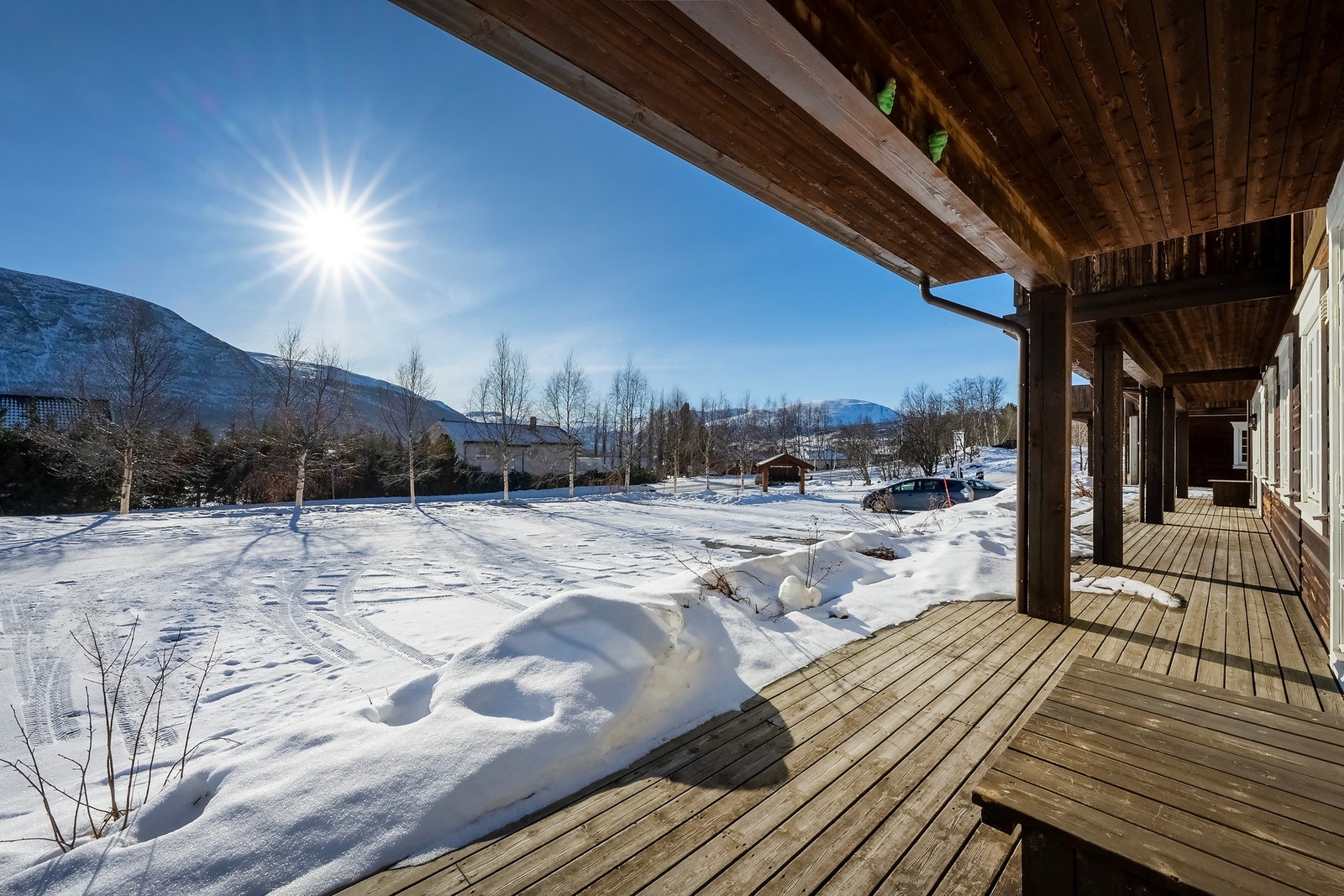 Uteplass med gode solforhold og utsikt mot fjellandskapet. Galleribilde