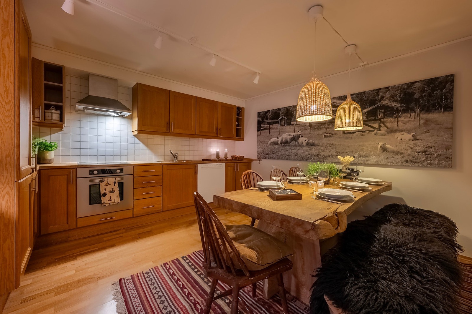 Spisebord finner sin naturlige plass ved kjøkkenet. Galleribilde