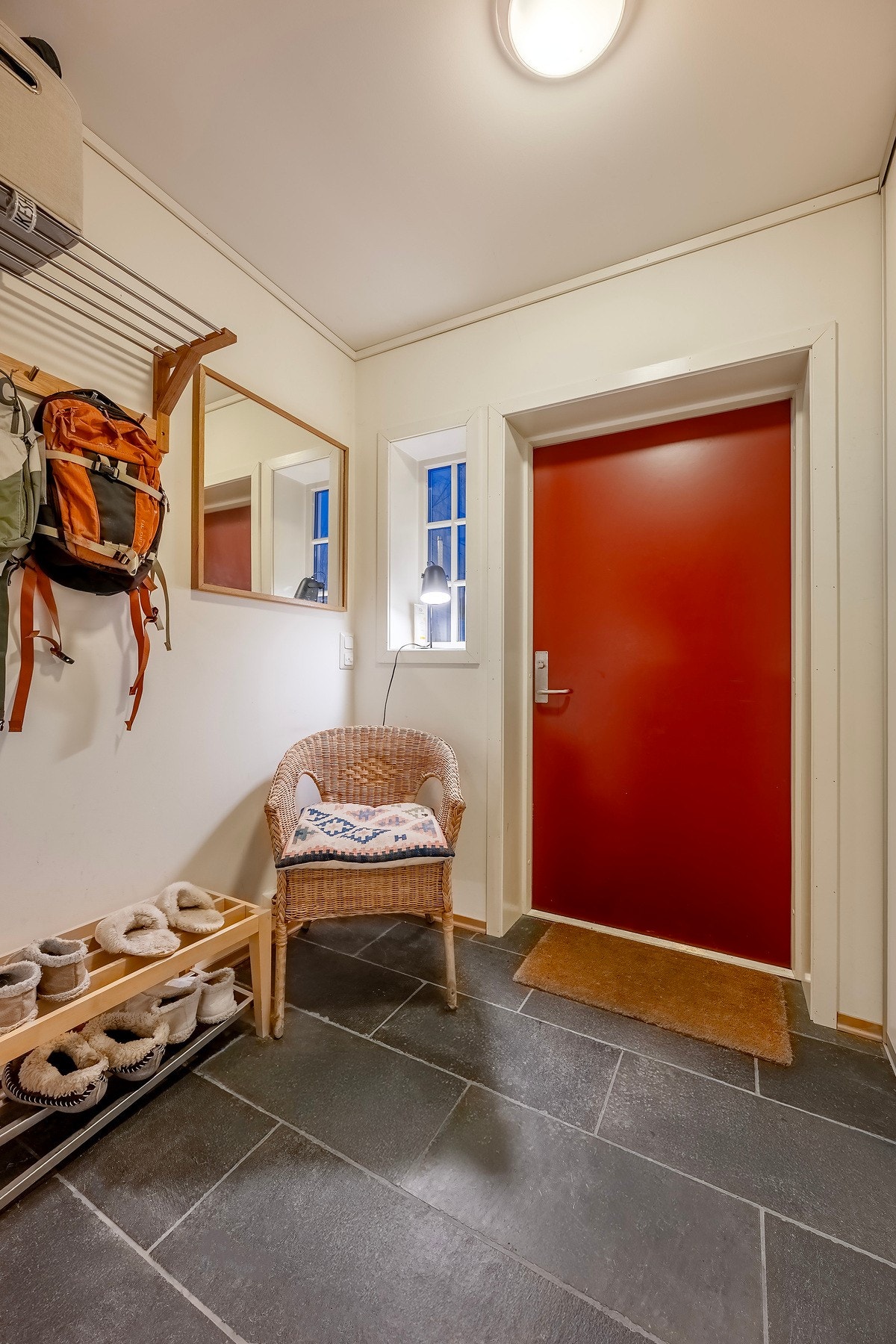Innbydende entré med plass til oppbevaring av yttertøy og sko. Galleribilde