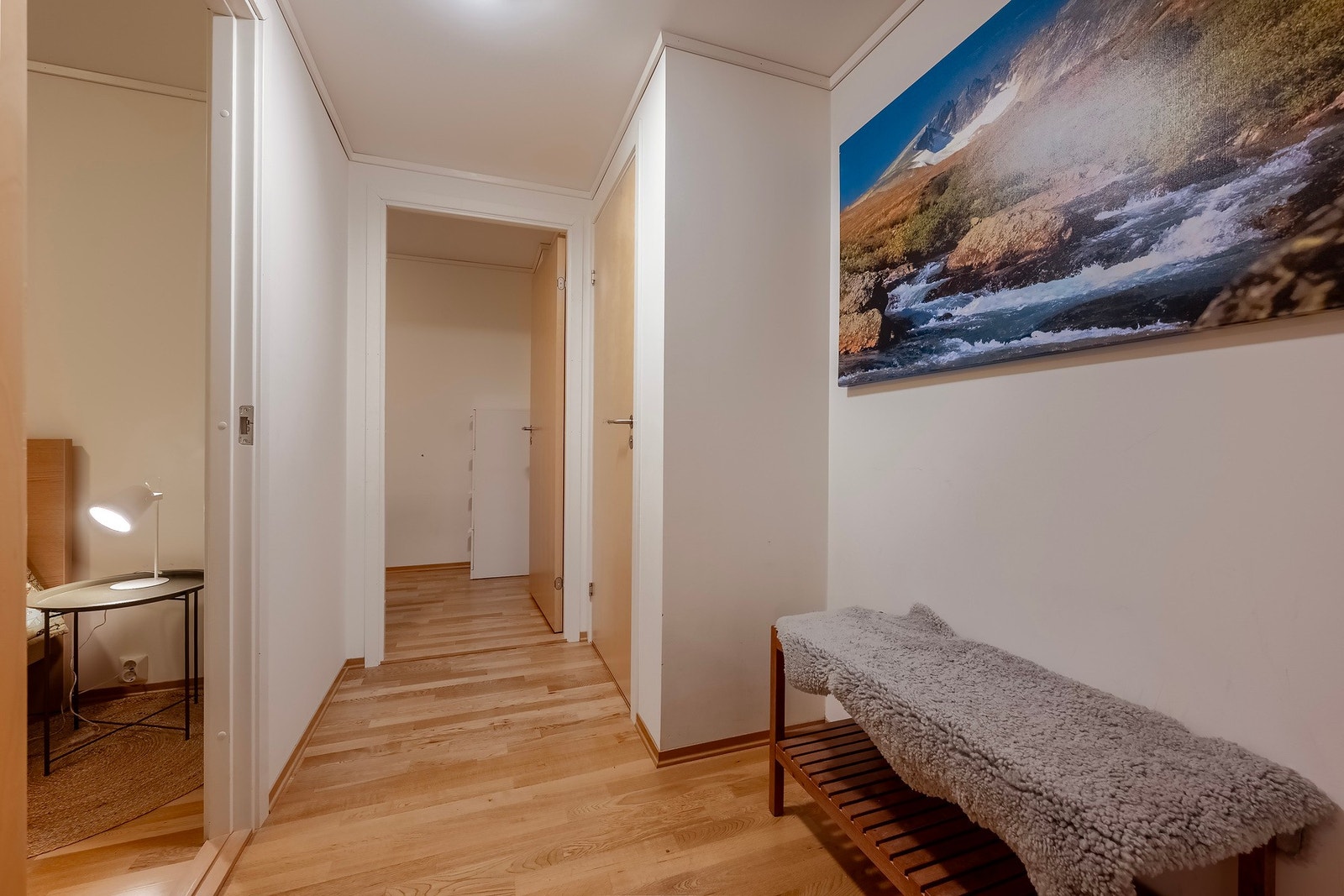 Romslig gang med adkomst til soverom og bad. Galleribilde