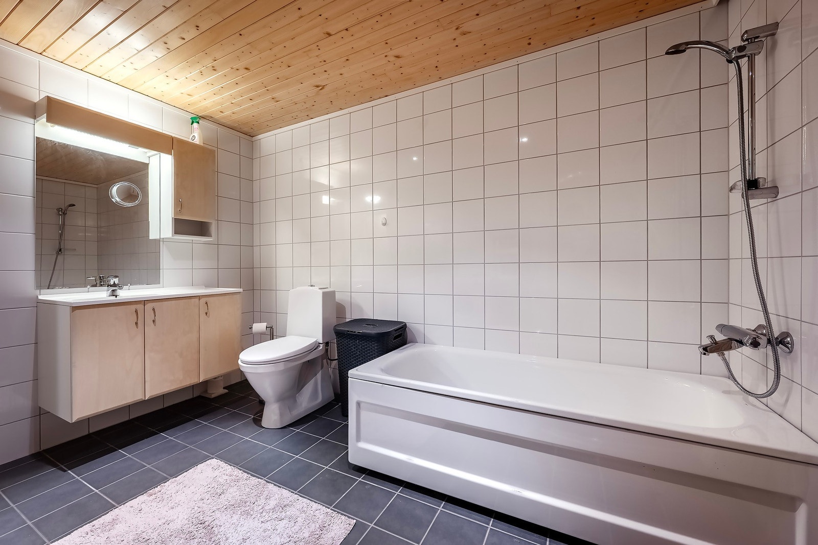 Flisbelagt gulv med varmekabler. Galleribilde