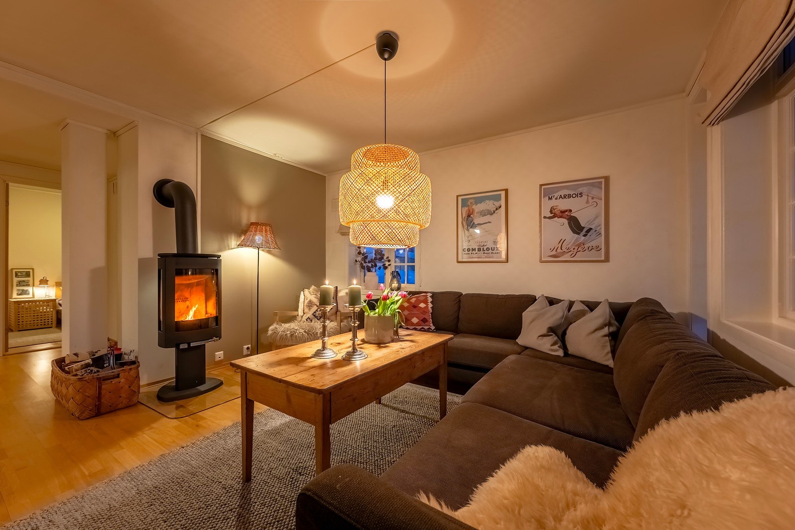 Romslig stue med gode møbleringsmuligheter og stemningsfull vedovn. Galleribilde