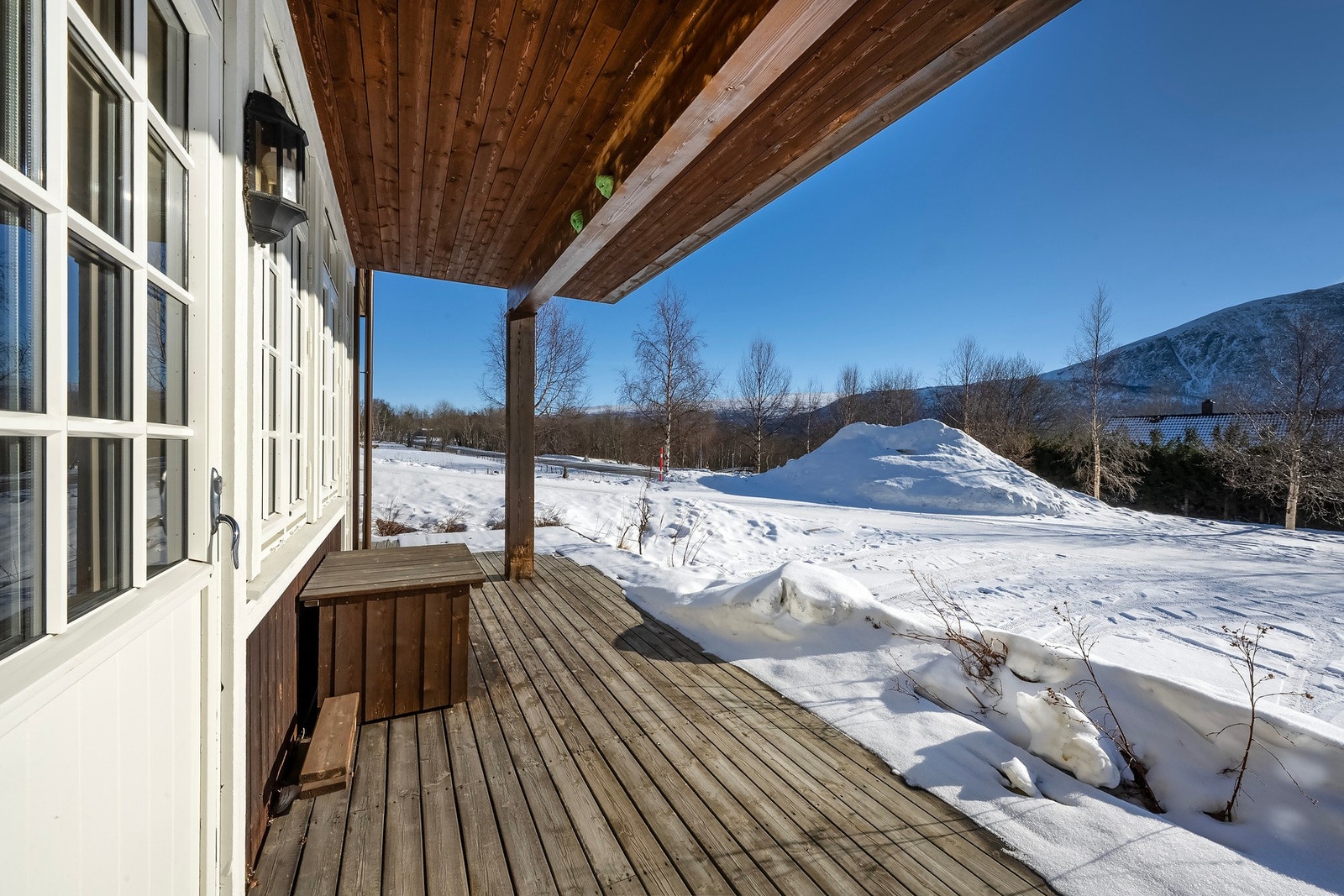Lang terrasse langs fasaden med plass til utemøbler. Galleribilde