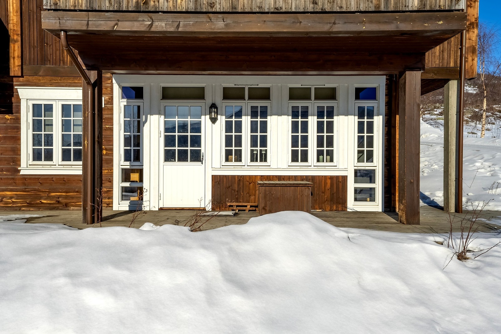 Overbygd terrasse ved inngangspartiet. Galleribilde