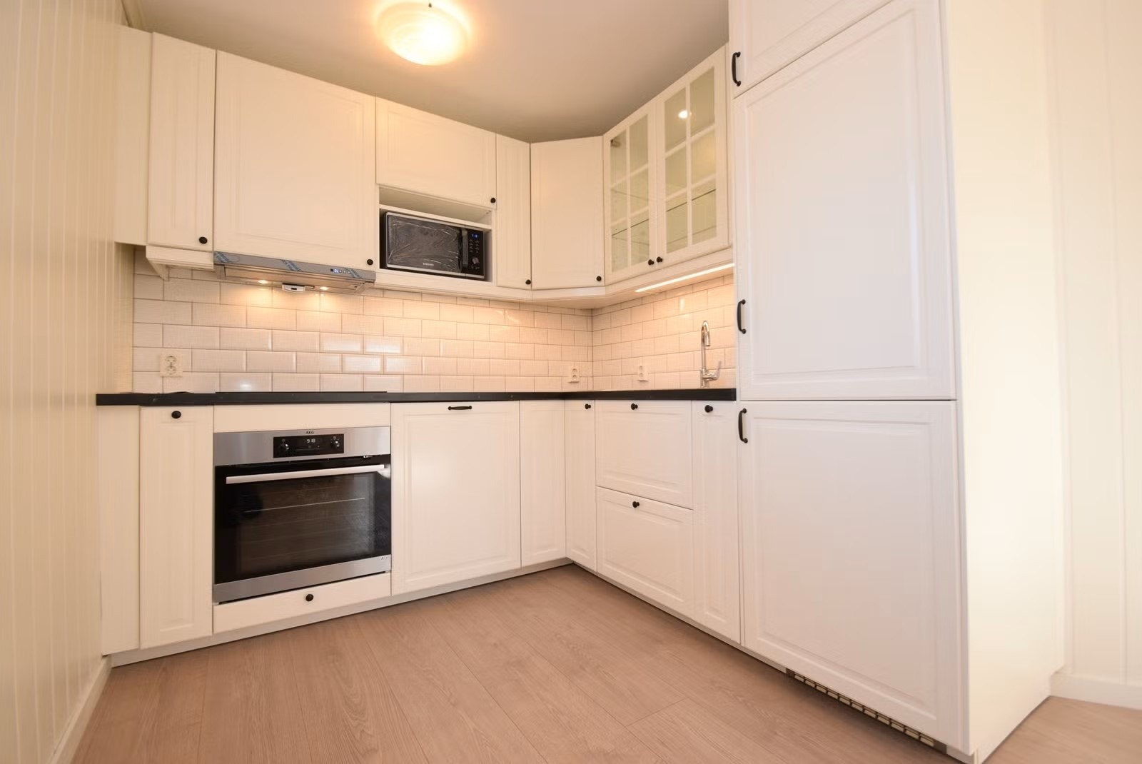 Lys og åpent kjøkken til stuen Galleribilde