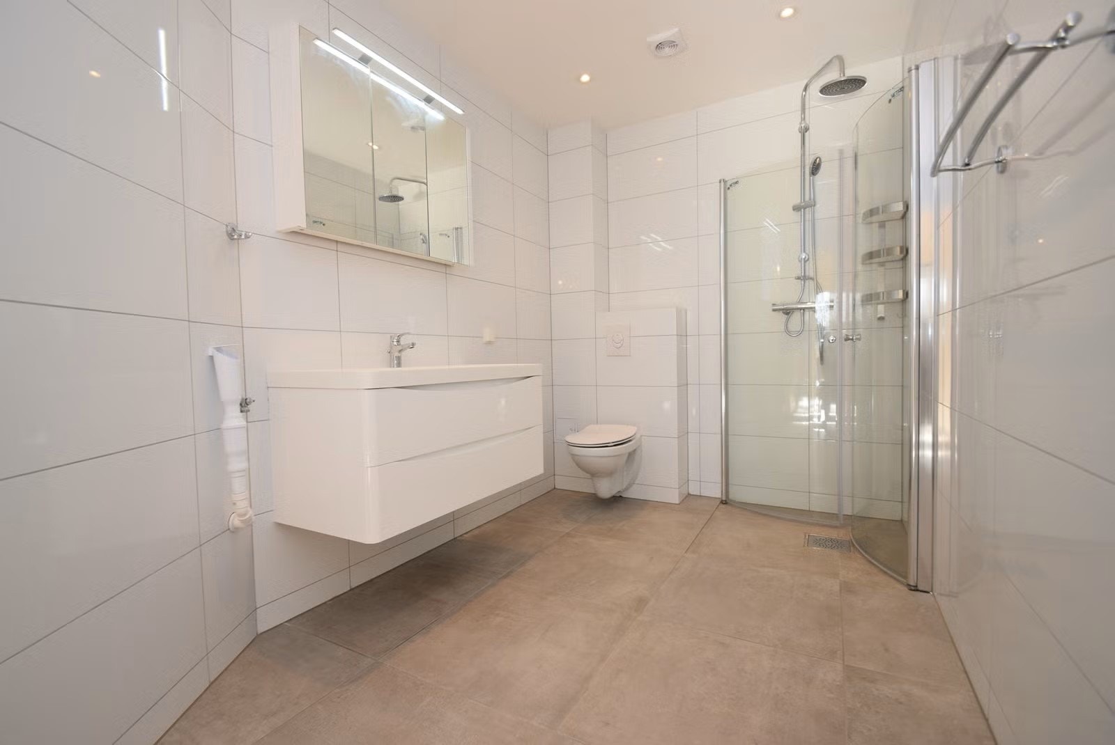 Baderom med opplegg til vaskemaskin Galleribilde