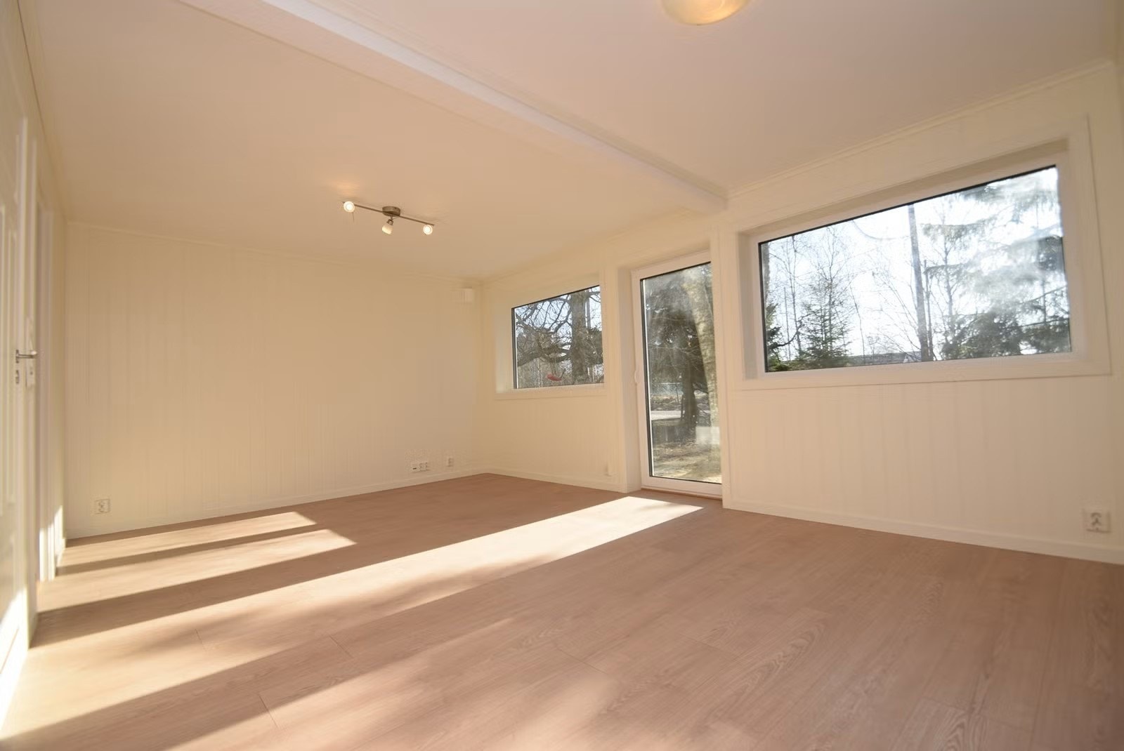 Lys stue med utgang til terrasse Galleribilde