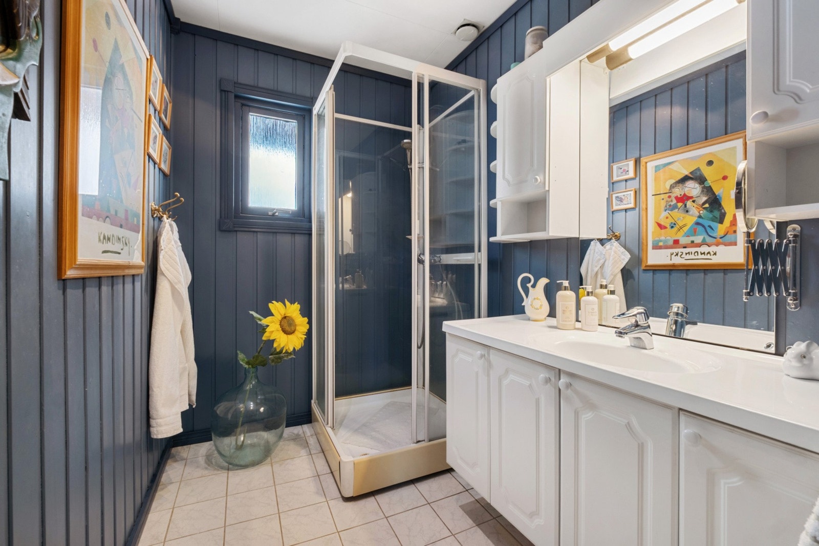 Bad nummer en har innredning med nedfelt servant og dusjkabinett. Elektriske varmekabler på gulv. Galleribilde