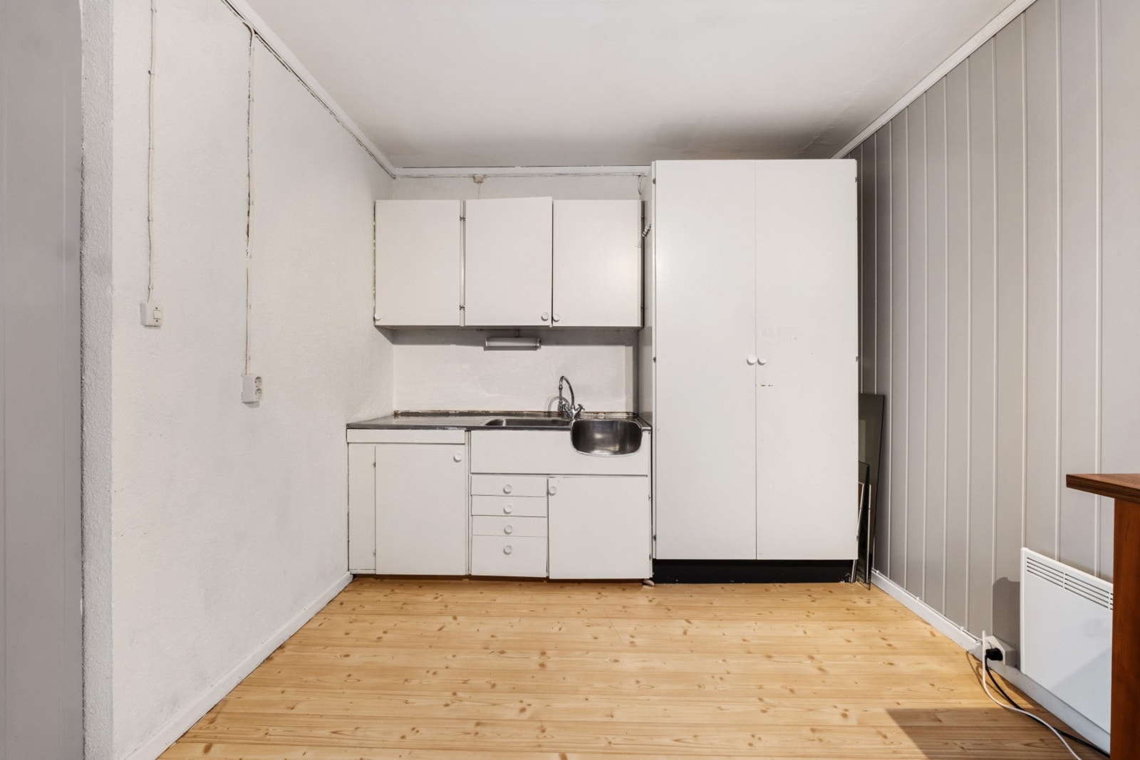 Kjøkkenet i underetasjen har innredning med glatte fronter og benkeplate i stål. Galleribilde