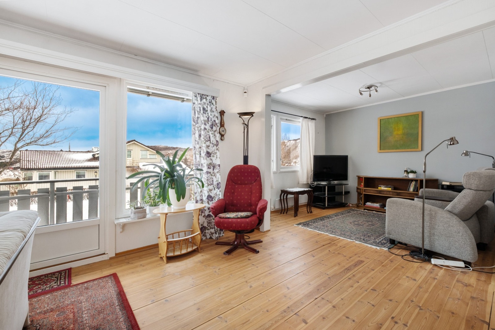 Stuen var tidligere innredet med et ekstra soverom, men dette er fjernet til fordel for en større stue. Soverommet kan tilbakeføres uten søknadsplikt. Galleribilde