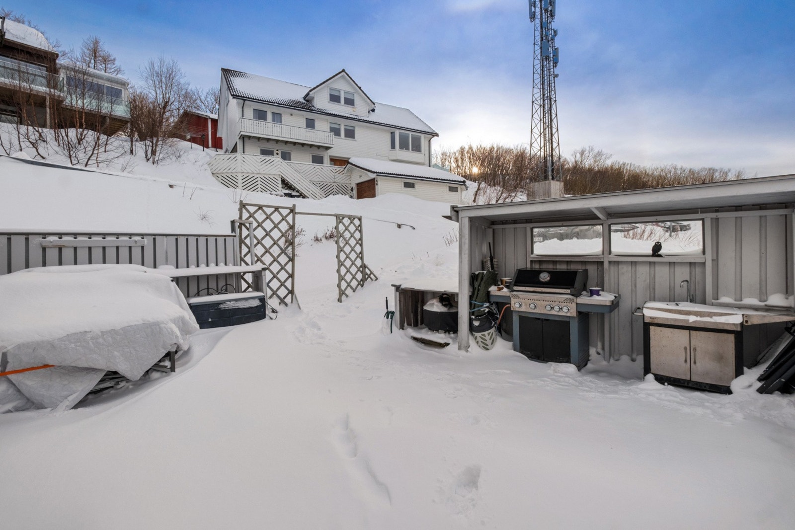 Eneboligen har en svært romslig terrasse som omkranser nord- og vestsiden av boligen, med gode sol- og lysforhold. Galleribilde