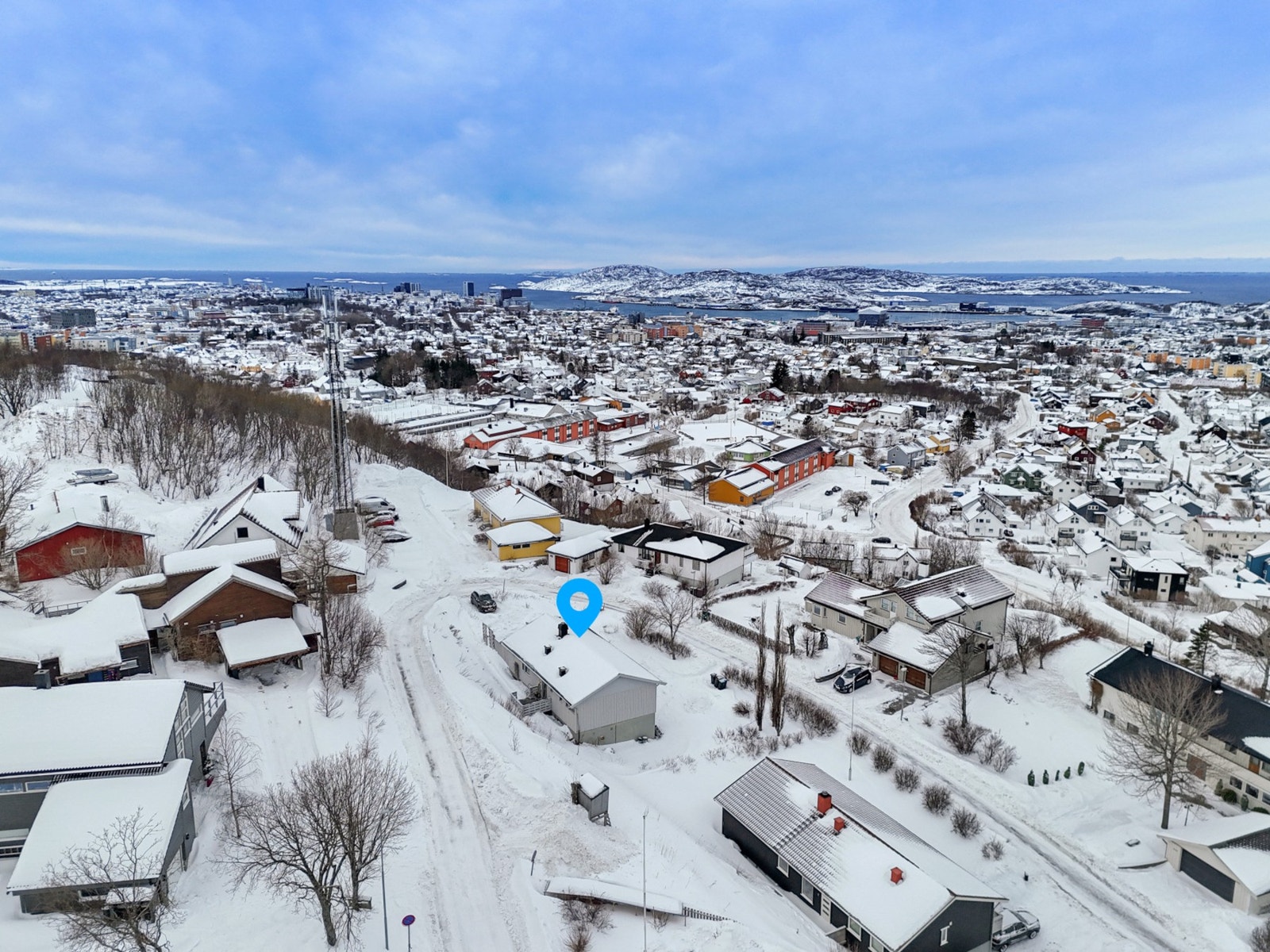Herfra er det kort vei til Saltvern skole og Stordalens brede idrettstilbud, samt en søndagsåpen nærbutikk i samme gate. Galleribilde