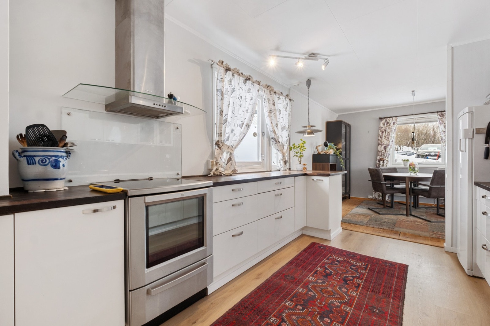 I forbindelse med nytt kjøkken i 2012 ble det også lagt nytt gulv av en-stavs laminat. Galleribilde