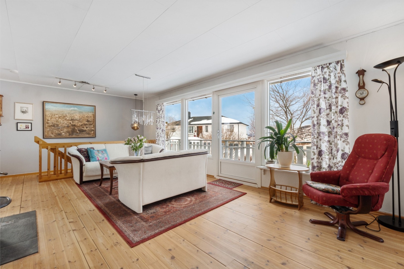 Direkte utgang til balkong som strekker seg helt til boligens fremside- balkongdør skiftet i 2013. Galleribilde