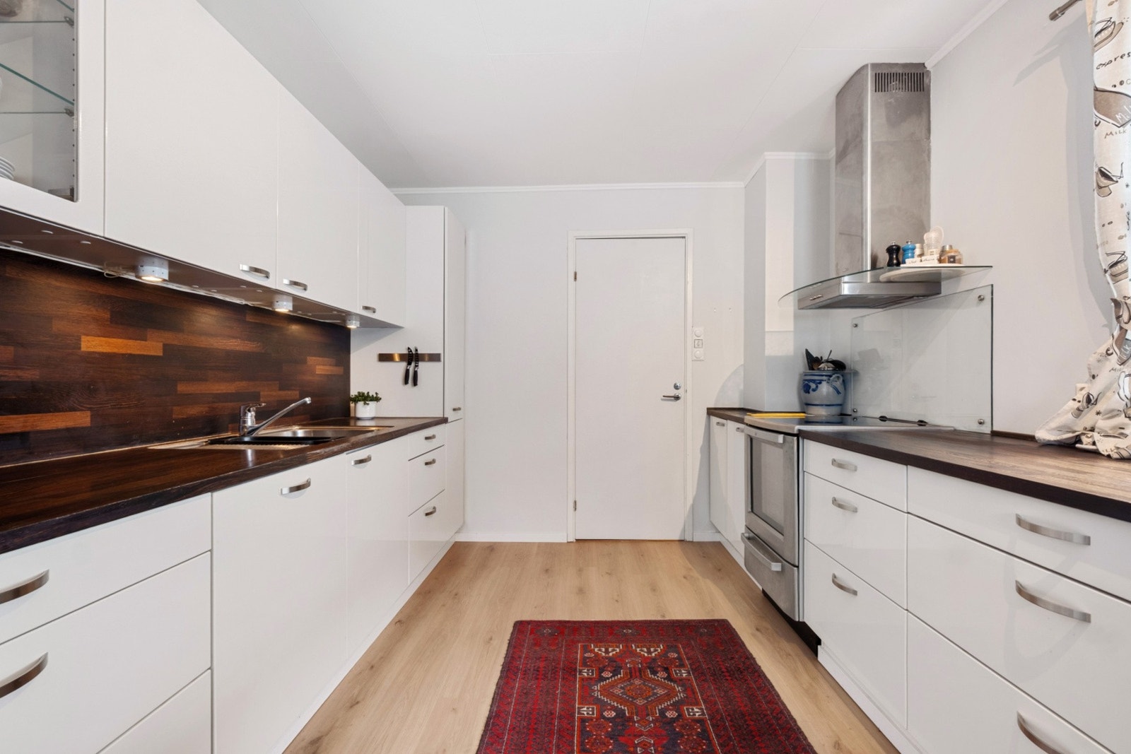 Kjøkkenet ble levert i 2012 av HTH og har blant annet slitesterk benkeplate av heltre. Galleribilde