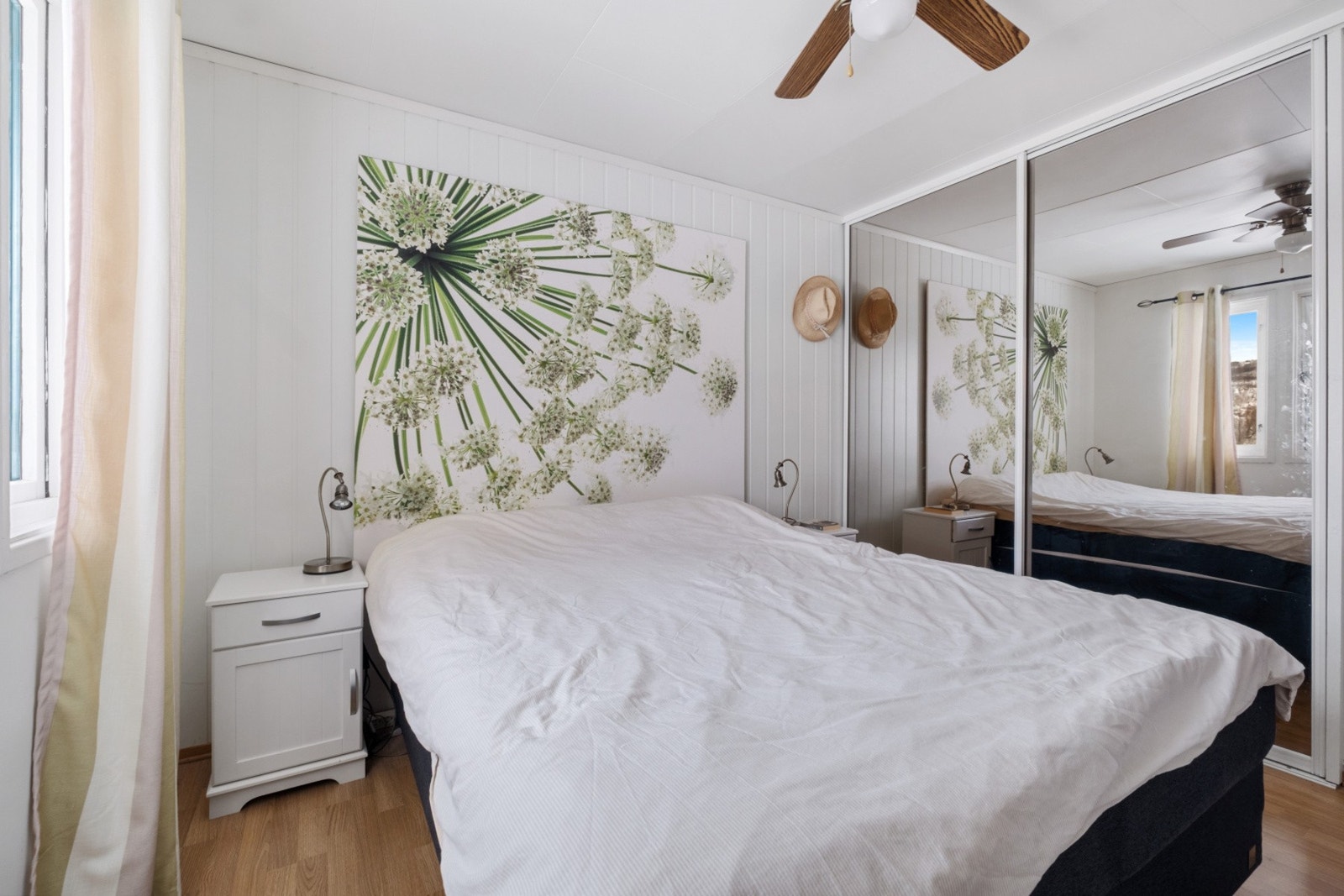 Hovedsoverommet er av god størrelse og har en praktisk skyvedørsgarderobe. Galleribilde