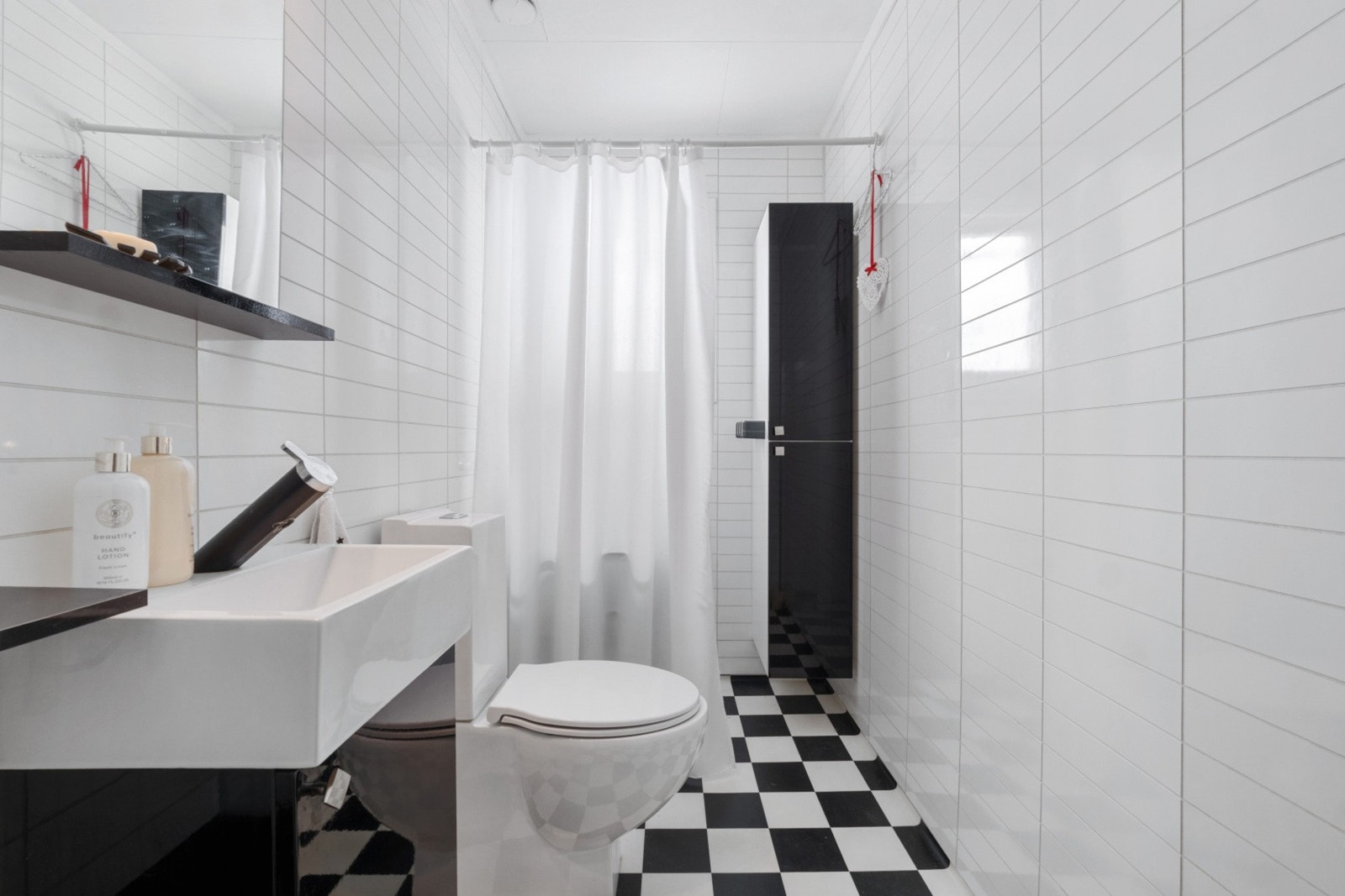 Det andre badet har innredning med nedfelt servant, toalett og dusjhjørne, samt elektriske varmekabler. Galleribilde