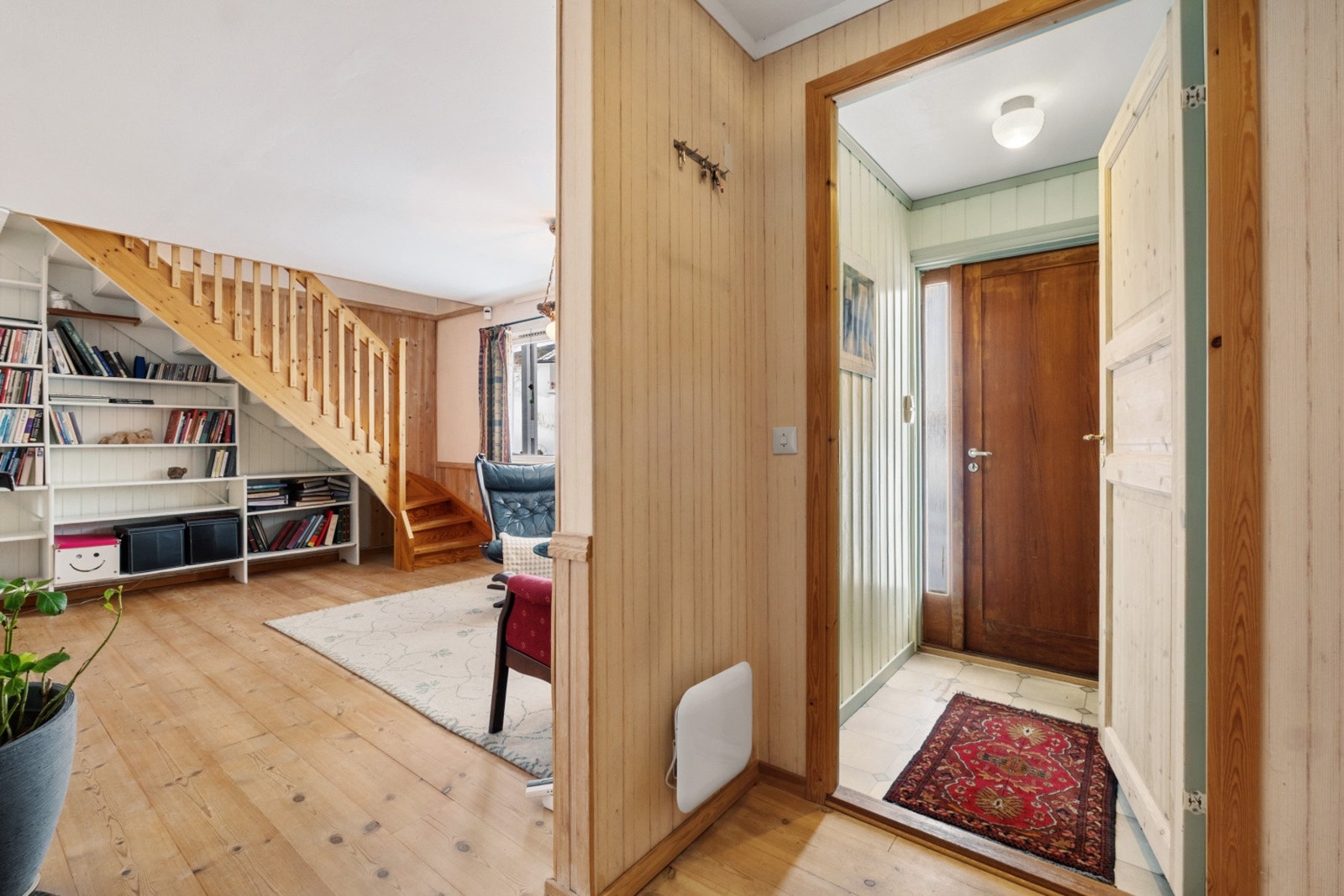 Entré i underetasjen med eget inngangsparti, som tidligere har vært benyttet som del av en utleieenhet. Galleribilde