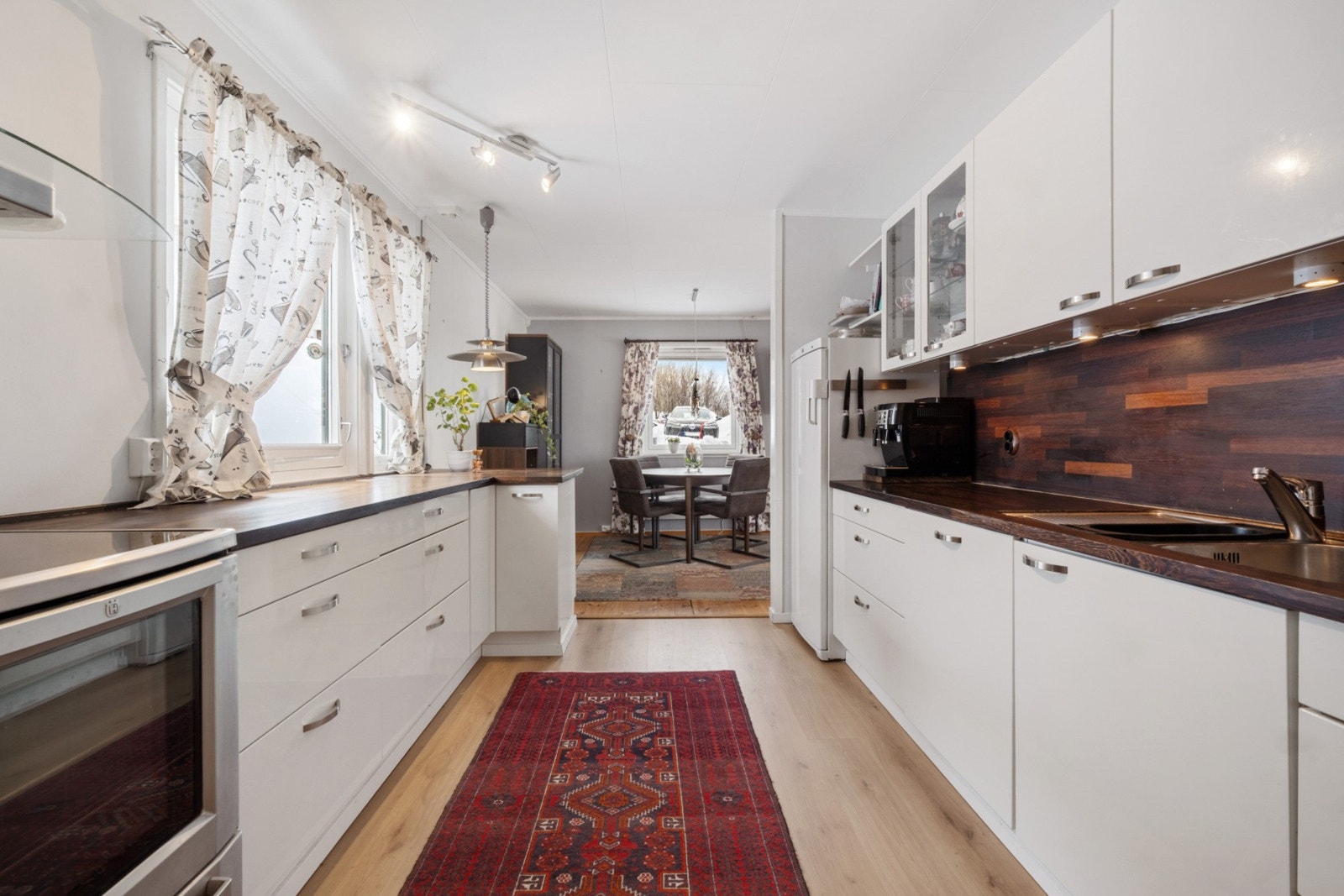 Kjøkkenet ble levert i 2012 av HTH og har blant annet slitesterk benkeplate av heltre. Galleribilde