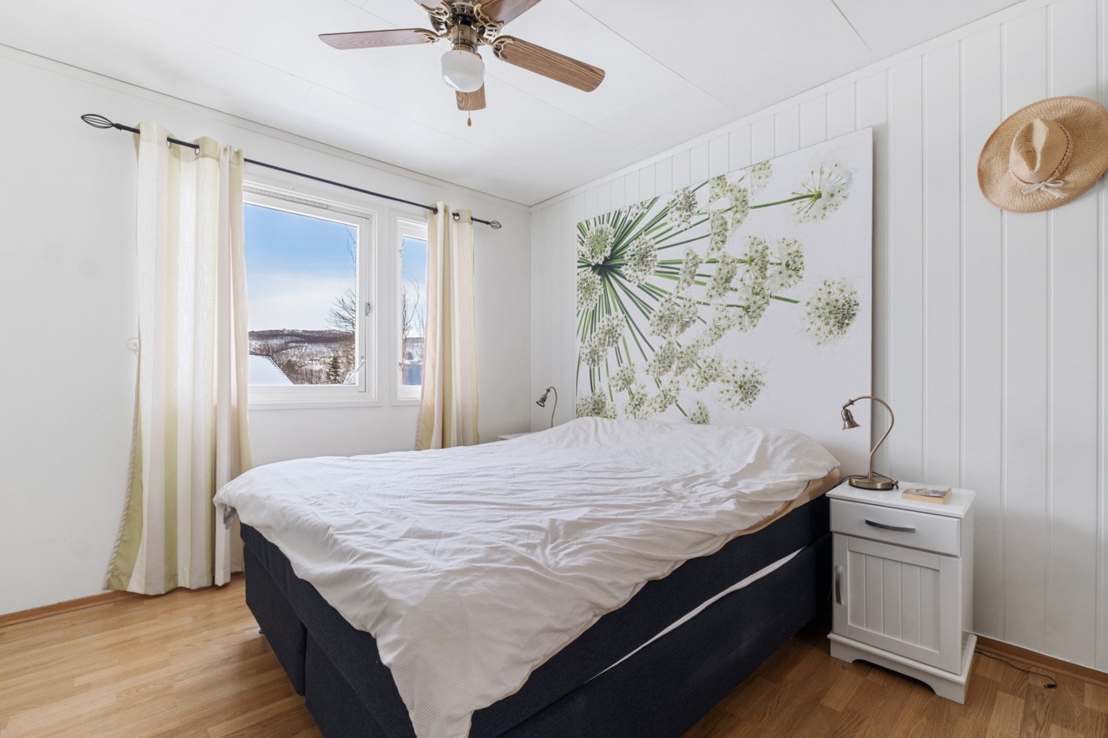 Hovedsoverommet er av god størrelse og har en praktisk skyvedørsgarderobe. Galleribilde