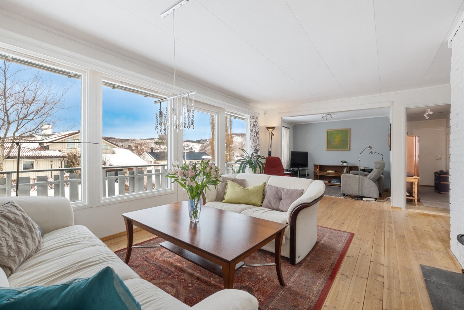 Innbydende og lys stue med herlig lysinnslipp fra store vindusflater. Galleribilde