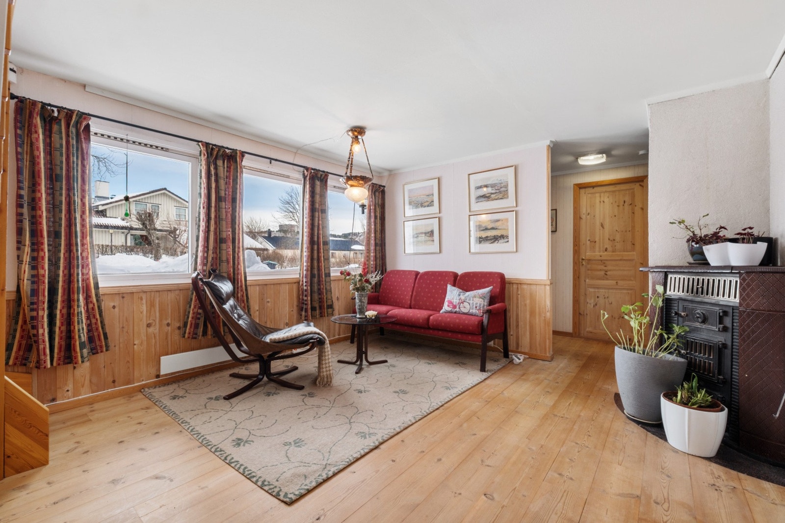 Etasjen byr på en koselig stue, soverom, bad, kjøkken og to boder. Galleribilde