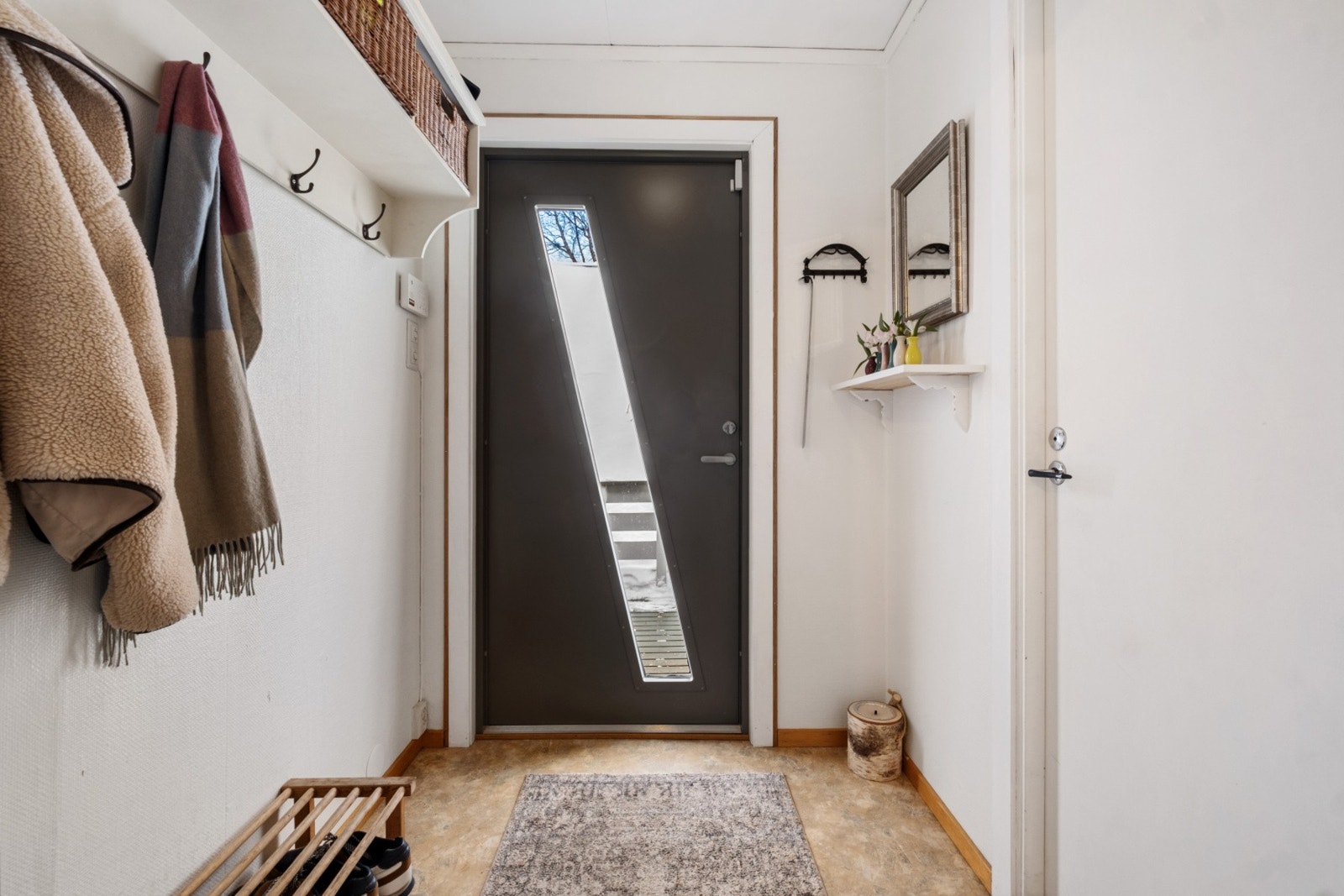 Velkommen inn til en lys og romslig entré, med god plass til oppheng og sko-hylle. Ny ytterdør i 2022 Galleribilde