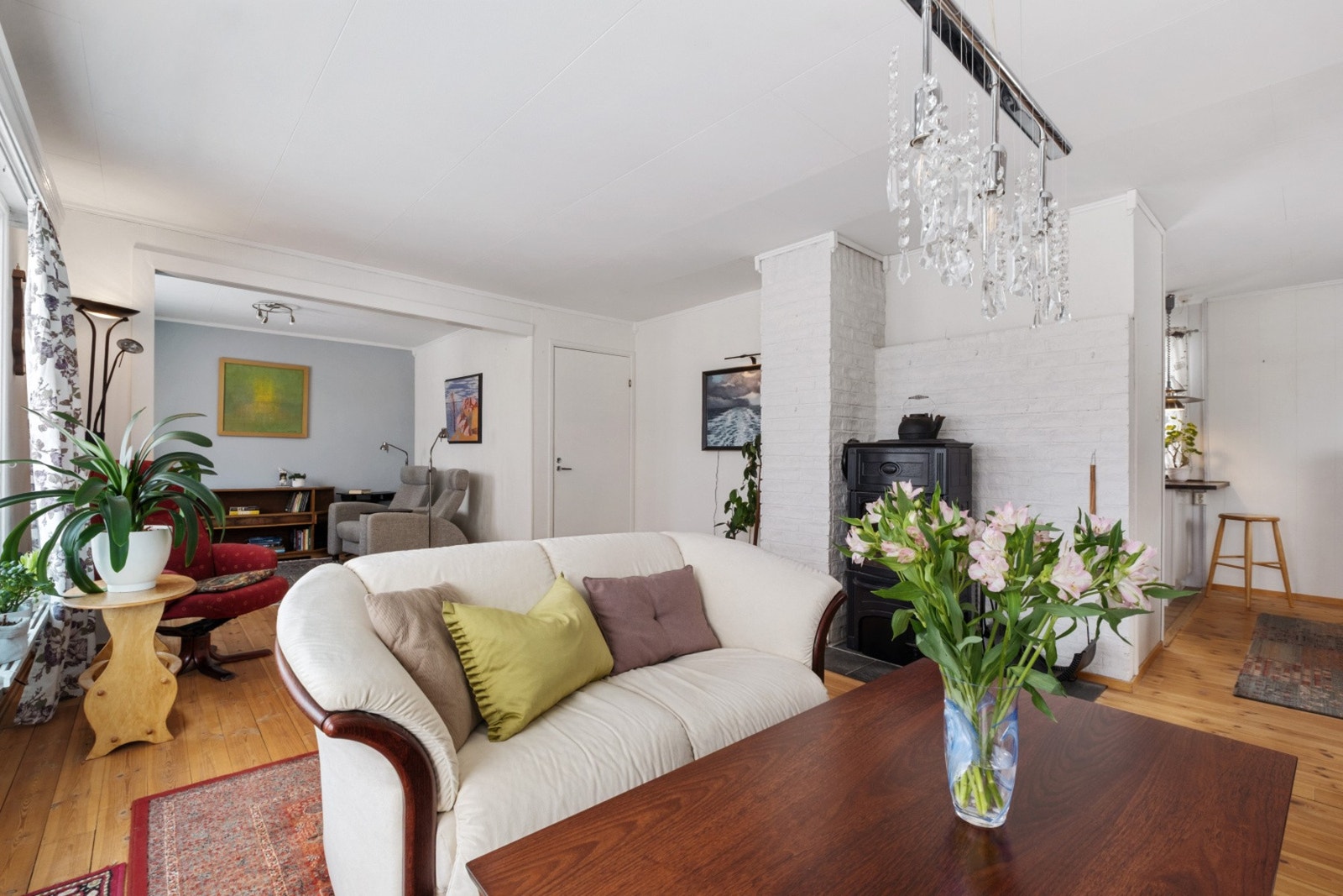 Stuen er av svært god størrelse og byr på gode muligheter for diverse møblering. Galleribilde