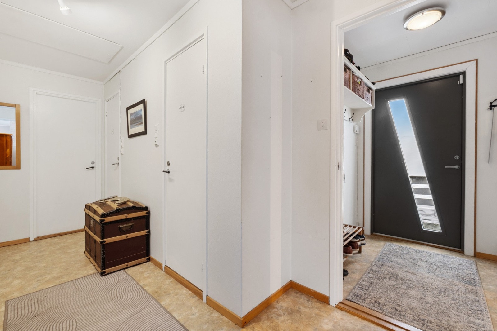 Videre inn til gang har man ytterligere muligheter til diverse garderobeløsninger- Herfra er det adkomst til to bad og to soverom. Galleribilde