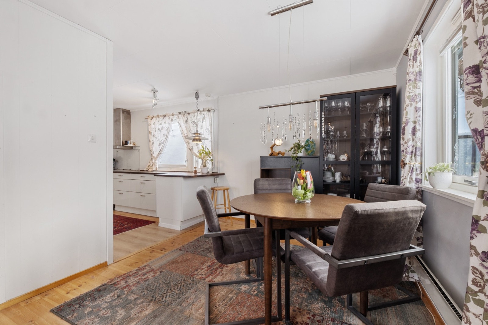 Koselig sittegruppe med god plass til et større spisebord - perfekt for sosiale sammenkomster. Galleribilde