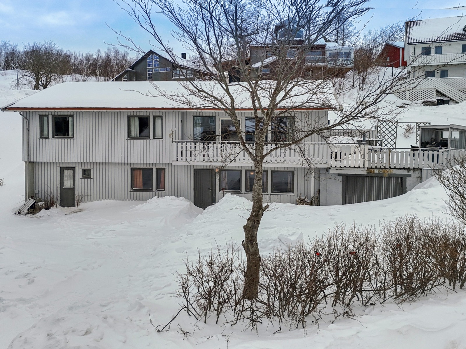 Inngangsparti utleiedel. Her har man også tilgang til plen direkte fra hoveddelen via døren til venstre. Galleribilde