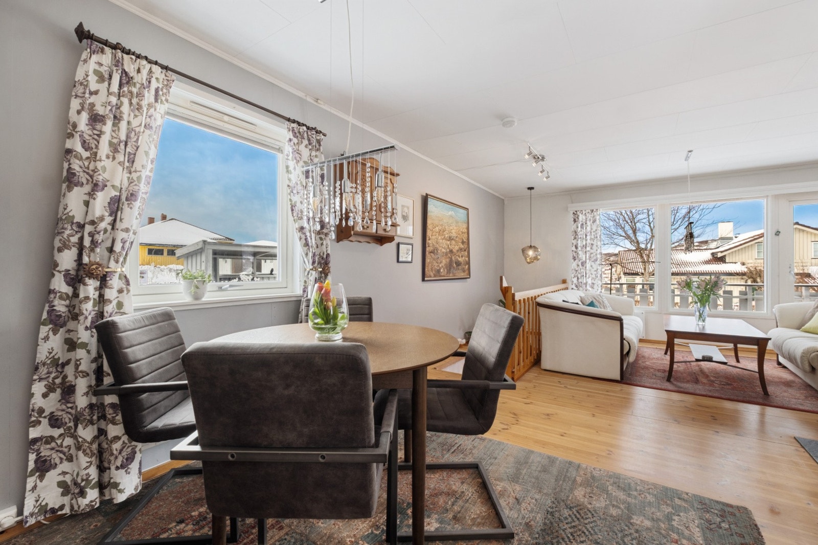 Koselig sittegruppe med god plass til et større spisebord - perfekt for sosiale sammenkomster. Galleribilde