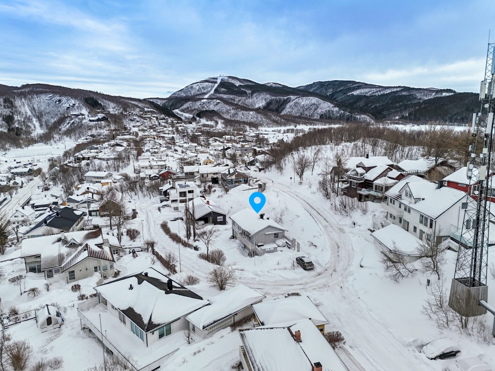 Boligen har en svært attraktiv beliggenhet på hjørnetomt i populære Langåsen, Rønvika - i et rolig og lite trafikkert nabolag. Galleribilde